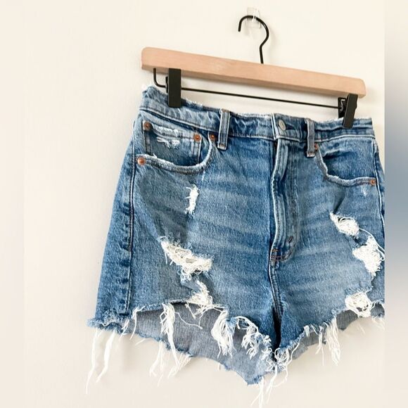 Abercrombie & Fitch High Rise Mom Short Raw Hem Distress Medium Wash - Size 28 - Picture 2 of 5